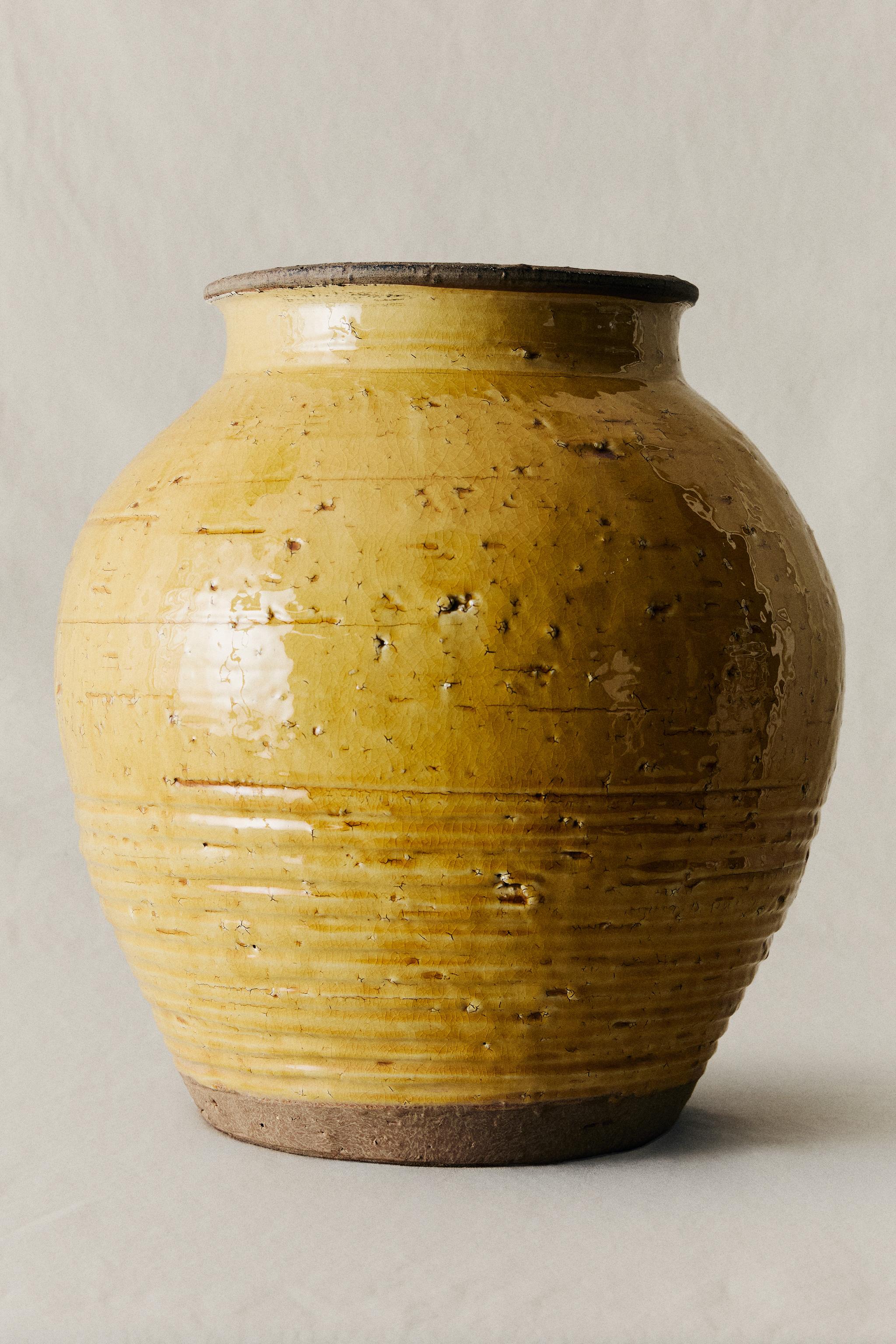 ROUND DECORATIVE CERAMIC VASE